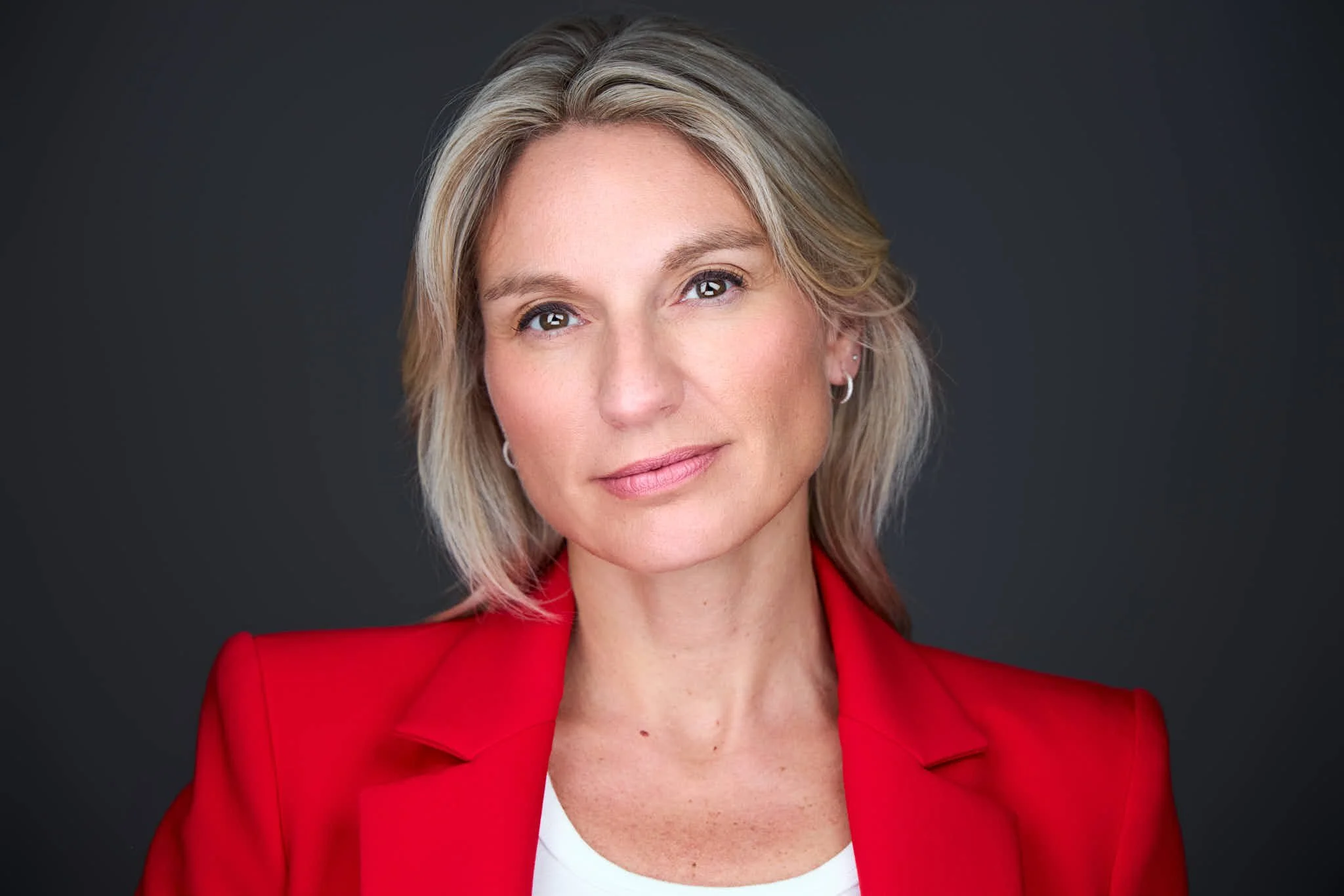 Woman with natural makeup prepared for a professional headshot