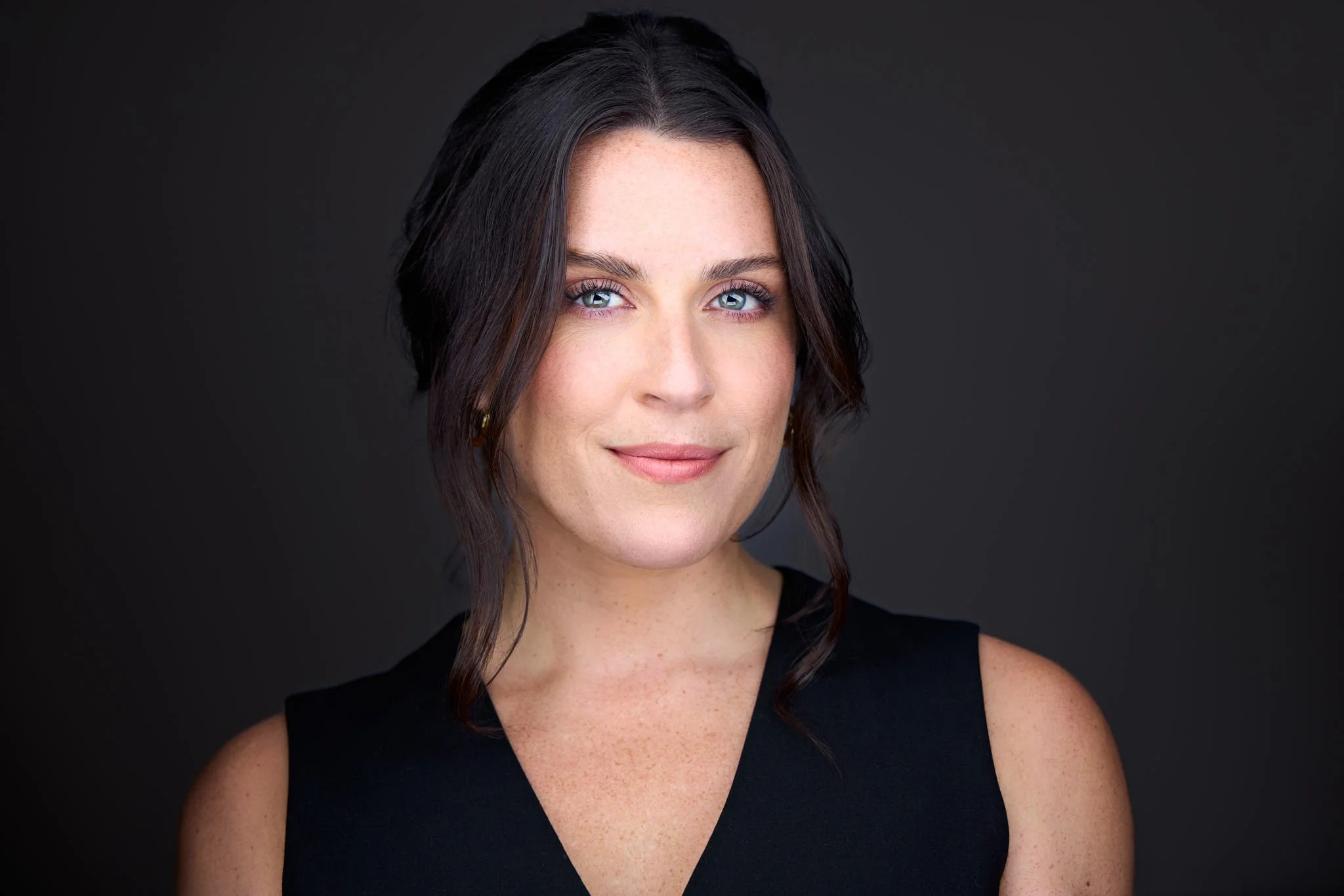 WHAT TO WEAR FOR PROFESSIONAL HEADSHOTS: WOMEN’S 2026 GUIDE