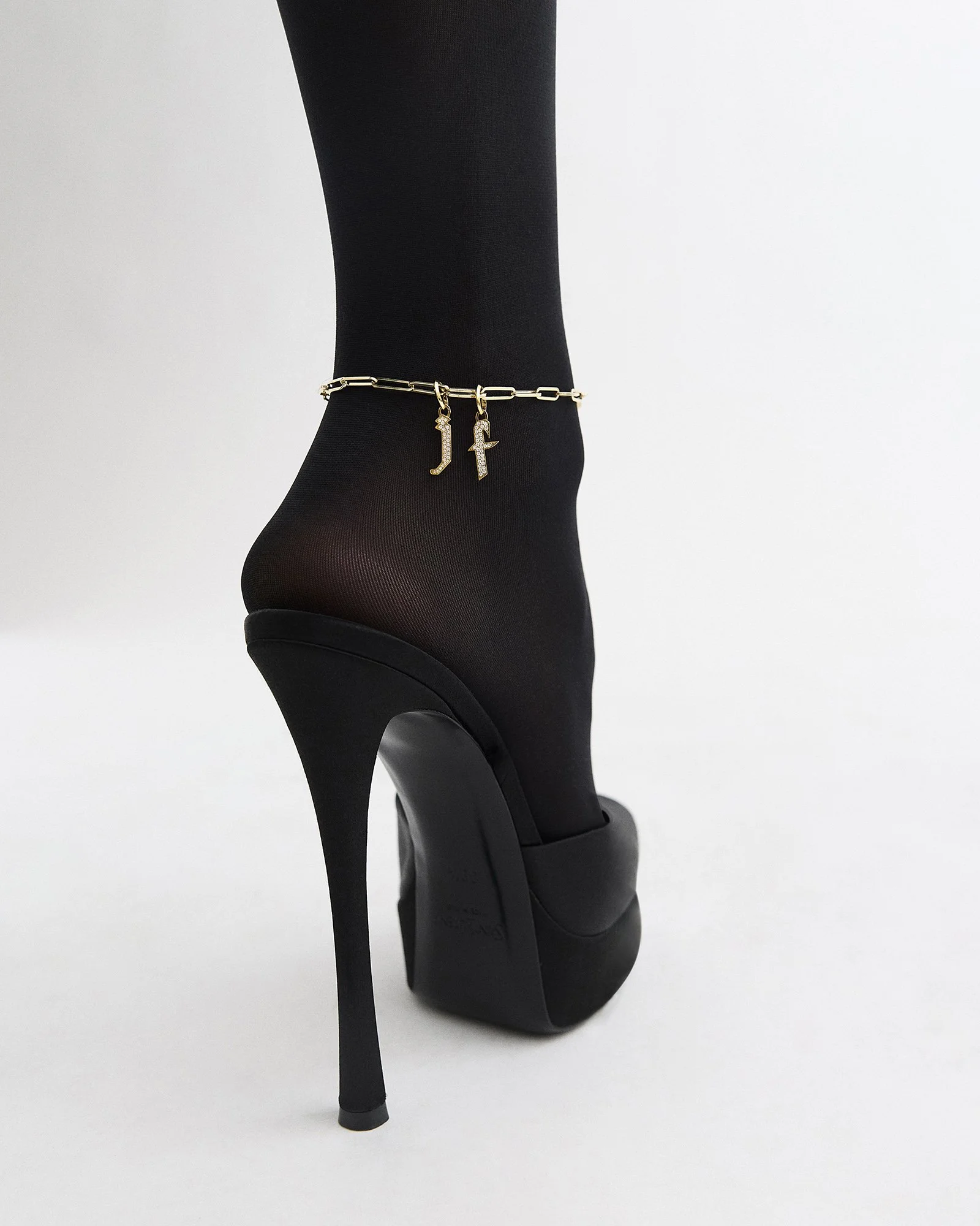 JenniferFisher_82525Editorial1040.jpg