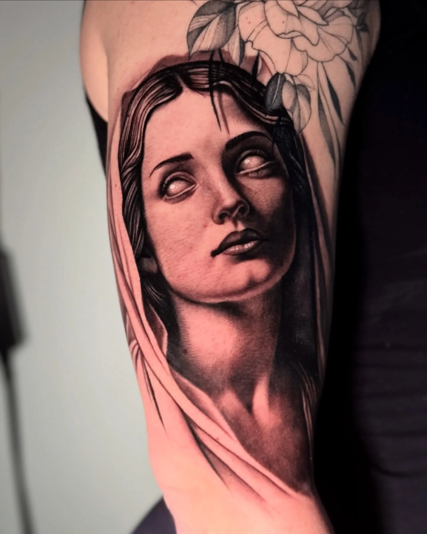 Had lots of fun with this one! Took me 6 hours, she sat like a champ! Looking forward to doing more portraits this year, send me your ideas!
- Flower not done by me -
•
•
•
#tattoo #tattoos #ink #inked #art #blackandgreytattoo #michiga