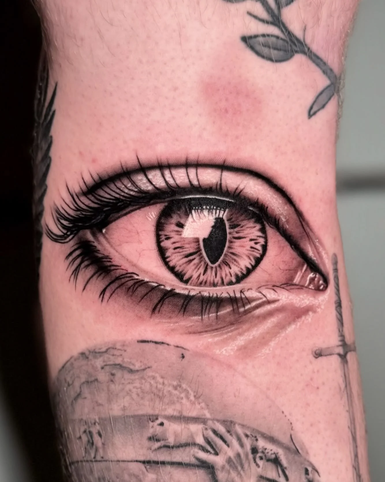 Had a lot of fun doing this eye tattoo, haven’t had an opportunity to do one since my apprenticeship! Really stoked with how it came out!
•
•
•
#tattoo #tattoos #ink #inked #art #blackandgreytattoo #michigantattooers @eternalink