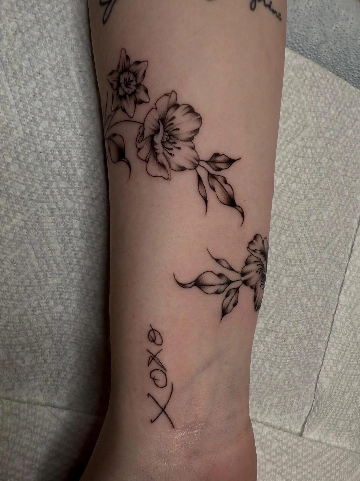 i had the privledge to tattoo these beautiful daffodils and poppies for taylor ! thank you so much for the trust !
-
@liquidchaostattoos 
-
#art #artist #artistic #artistsupportartists #artistsoninstagram #tattoo #tattoos #tattooshop #tattooartists #