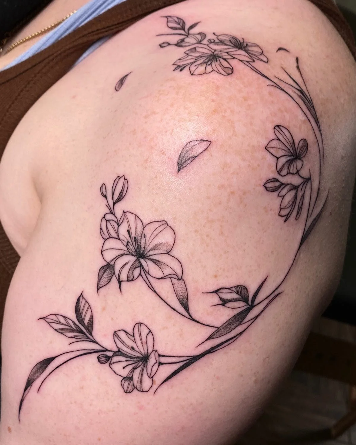 Floral wrap I got to do the other day! Would love to do more floral pieces in the near future! Hmu with your design ideas! 
#floral #flowers #blackandgreytattoo #tattooshop #tattoos #tattoo #ink #michigan