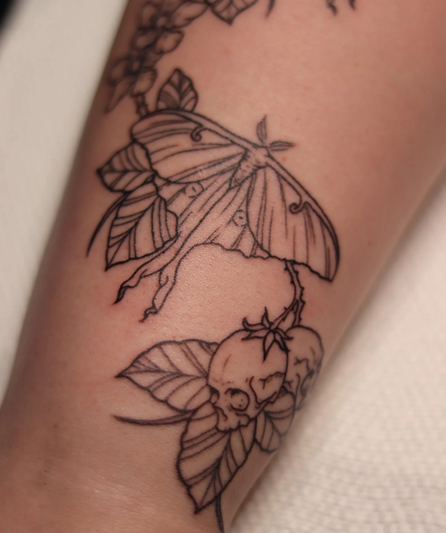 Results from yesterdays session! Matching arm tattoos for two besties, thank you @hibble_nibble for the trust! Im booking for August hmu with your design ideas! 
##tattoo #tattoos #tattooartist #inked #tattoowork #tattoodesign #tattooart #tattooer #