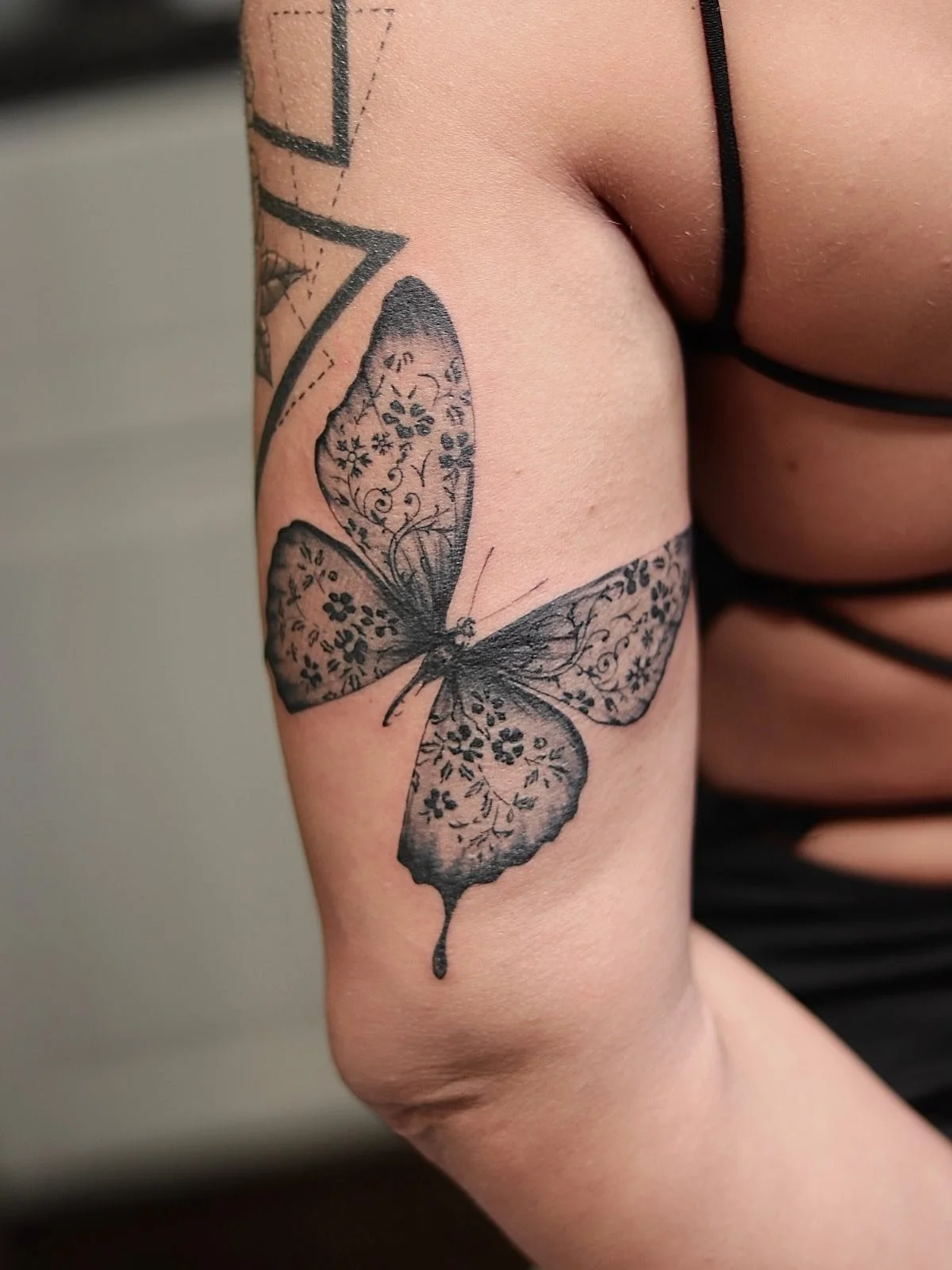 Had the opportunity to do a lace styled butterfly! Would love to do more designs like this! Thank you @melanie.grace90 for the trust! I’m booking for August, message me with your tat ideas! 
#butterfly #lace #butterflytattoo #butterflytattoos