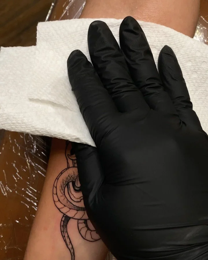 🐍 🐍 👺Vibes for @arumbledgoon ! Thank you for the trus!
#tattoo #tatt #ink #oni #onimask #snake #blackandgreytattoo #tattooartist #inked