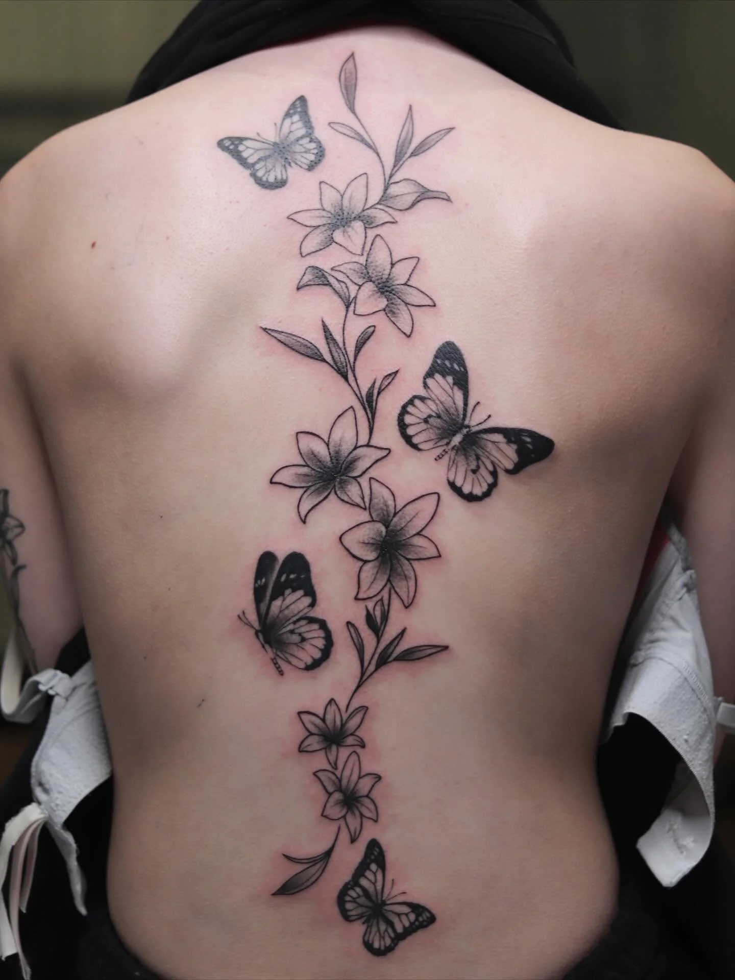 Floral & Butterfly spine piece from this weekend! 🌸🦋 
Looking to book for November! 
#ink #tatt #tattoo #floral #butterfly #blackandgray #empireink #tattooartists #spinetattoo