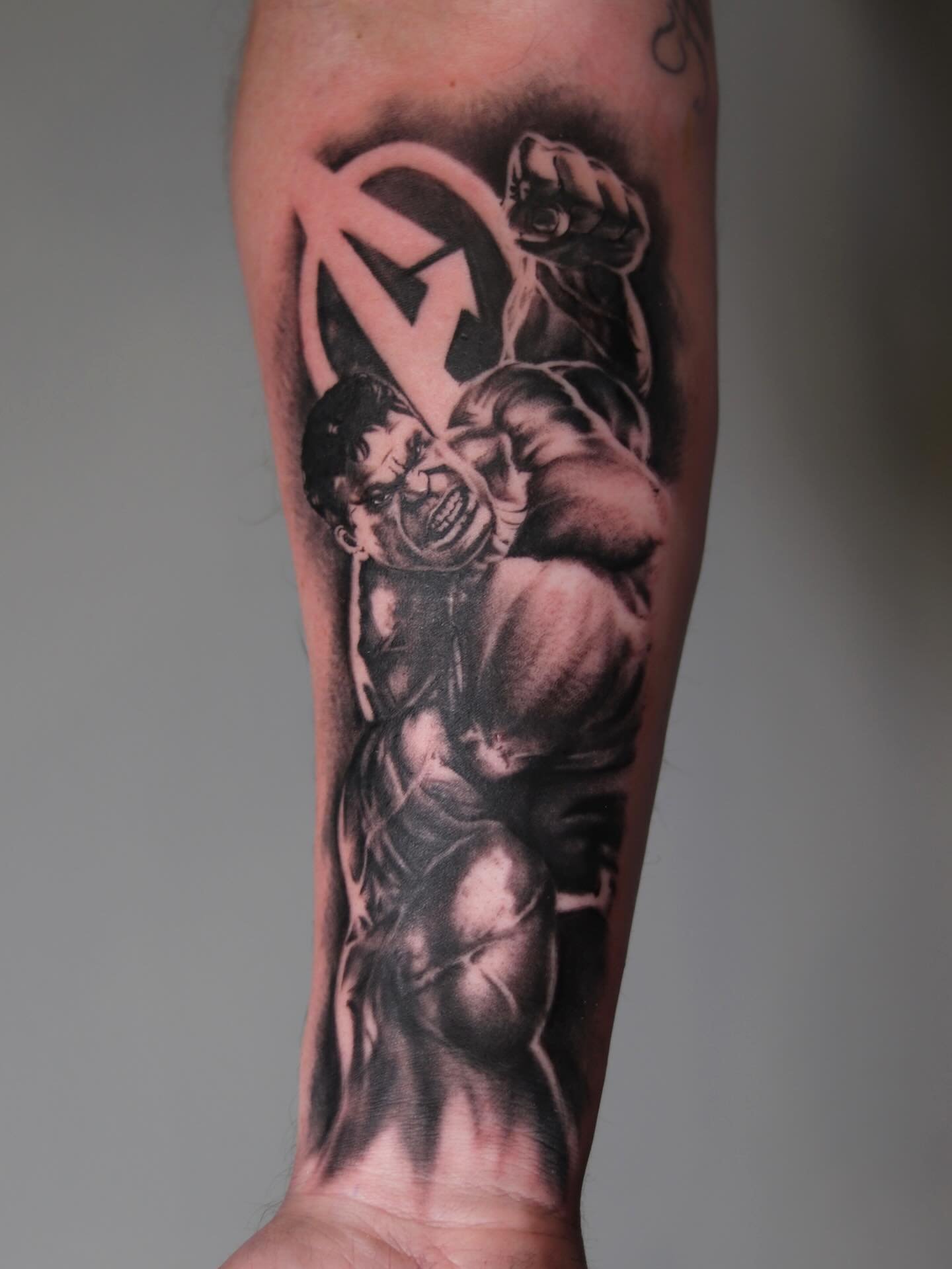 HULK SMASH 💥💥 Got the opportunity to do this hulk piece! Had a blast doing it! Thank you John for the trust! I&rsquo;m booking for December and January! #tattoo #hulk #tattooartists