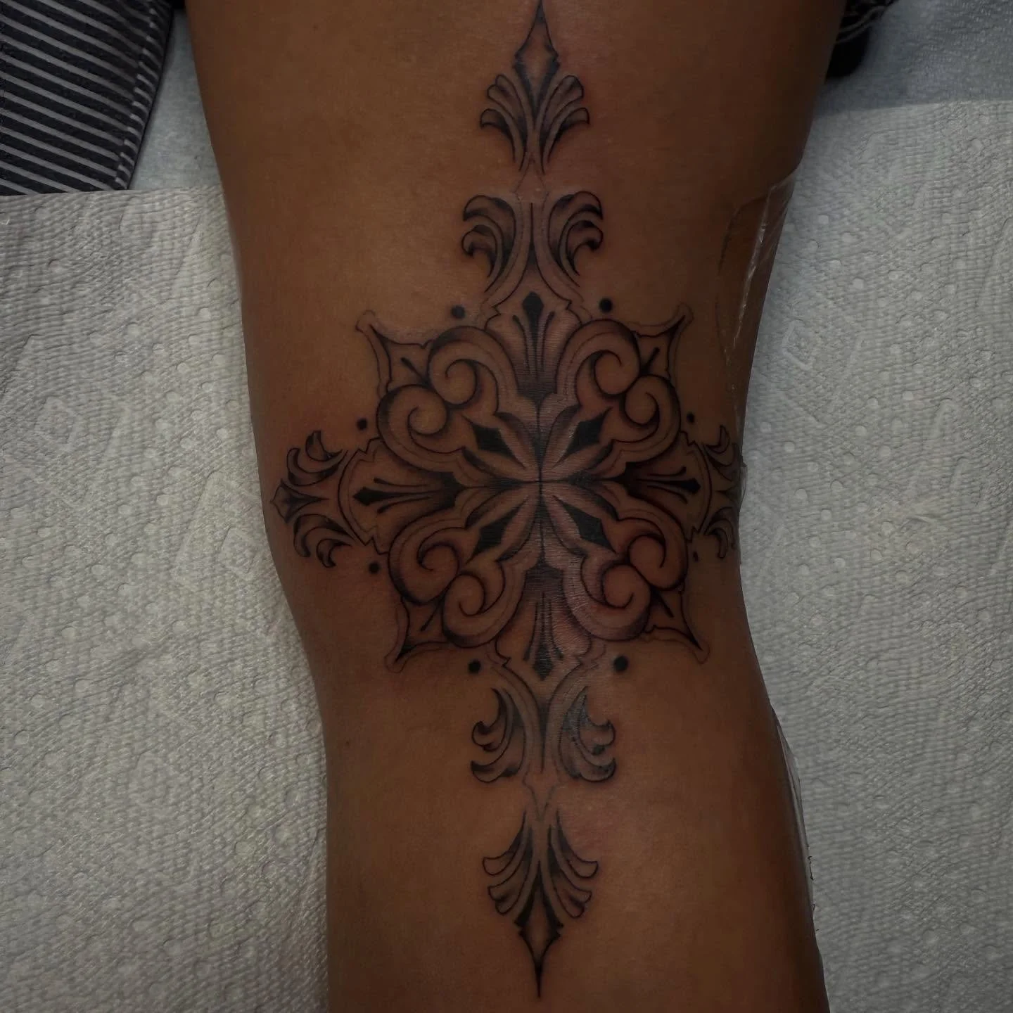 feminitity in symmetry. 
shout out to gabby for sitting like an absolute boss ! she got her knee cap and back the of the knee done in one day ! 
-
#finelinetattoos #blackandgreytattooartist #ornamentaltattoodesign