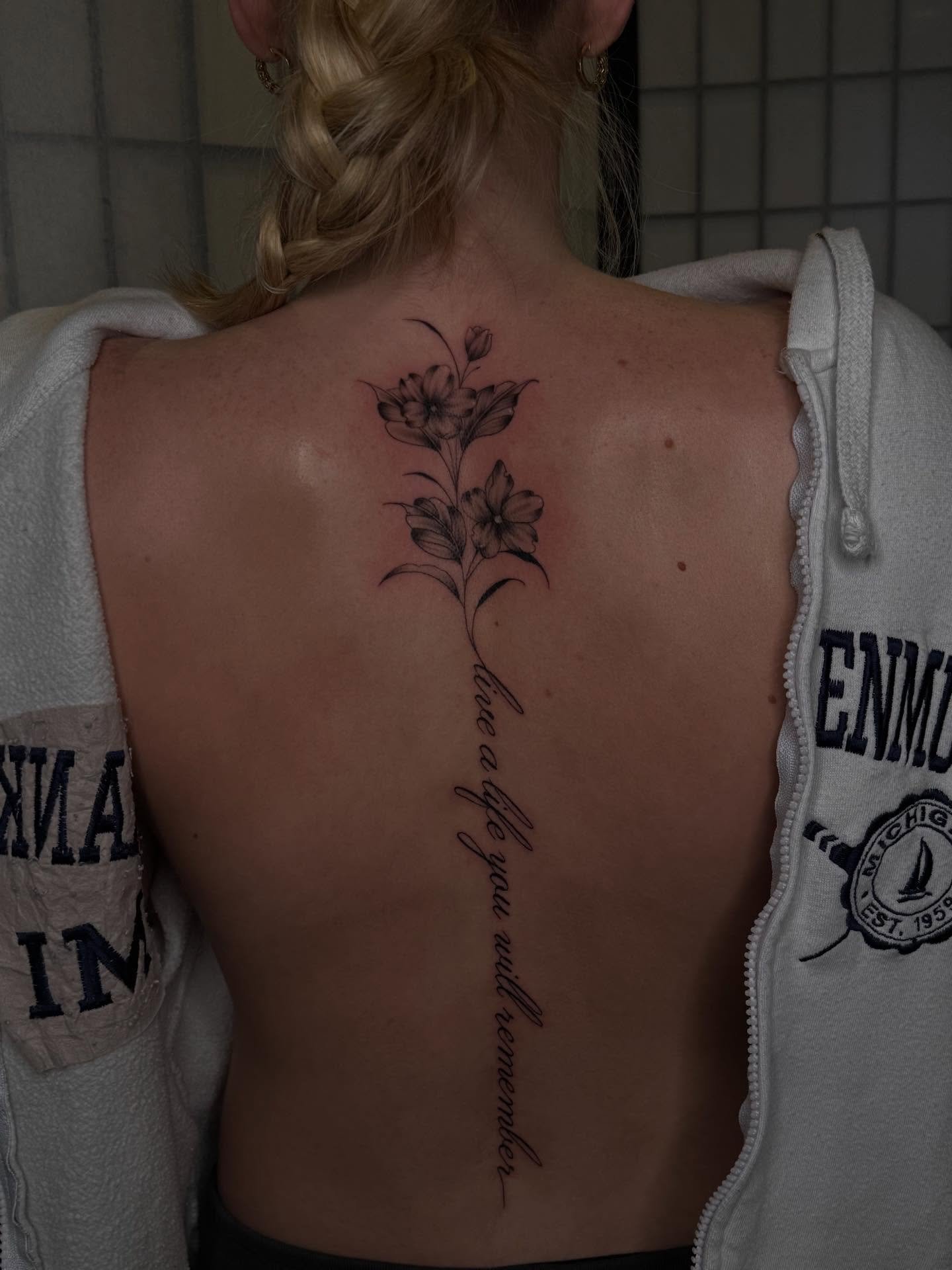 delicate by design. thank you so much for the trust, jaelynn. it was an absolute pleasure. 
-
#finelinetattoos #blackandgreyfloraltattoo #floraltattoodesign