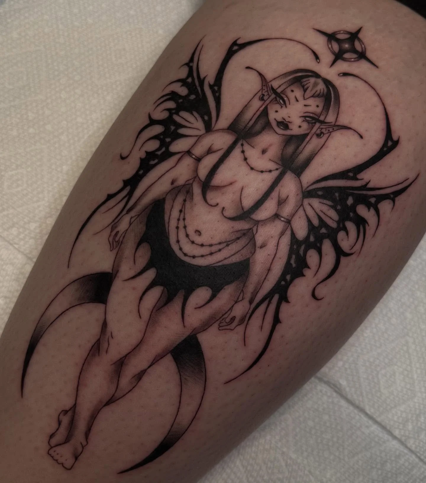 faeral bloom. 
thank you so much for your trust madison! this was such a fun tattoo, i would love to do more of these.
-
#tattooartists #blackandgreytattooartist #darkfairytattoo
