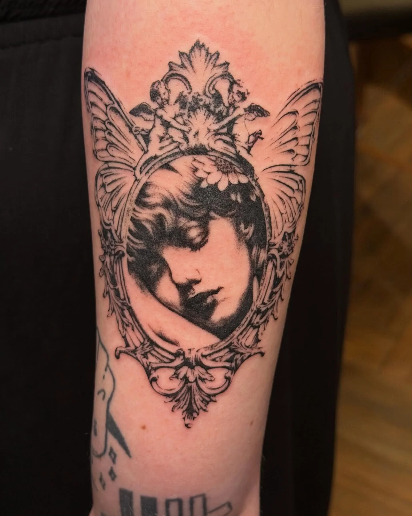 This piece got a home! 🤩 🏠 super happy with how she came out! 

#tattoo #tattooartists #tattooflash #tattooshop #blackandgreytattoo