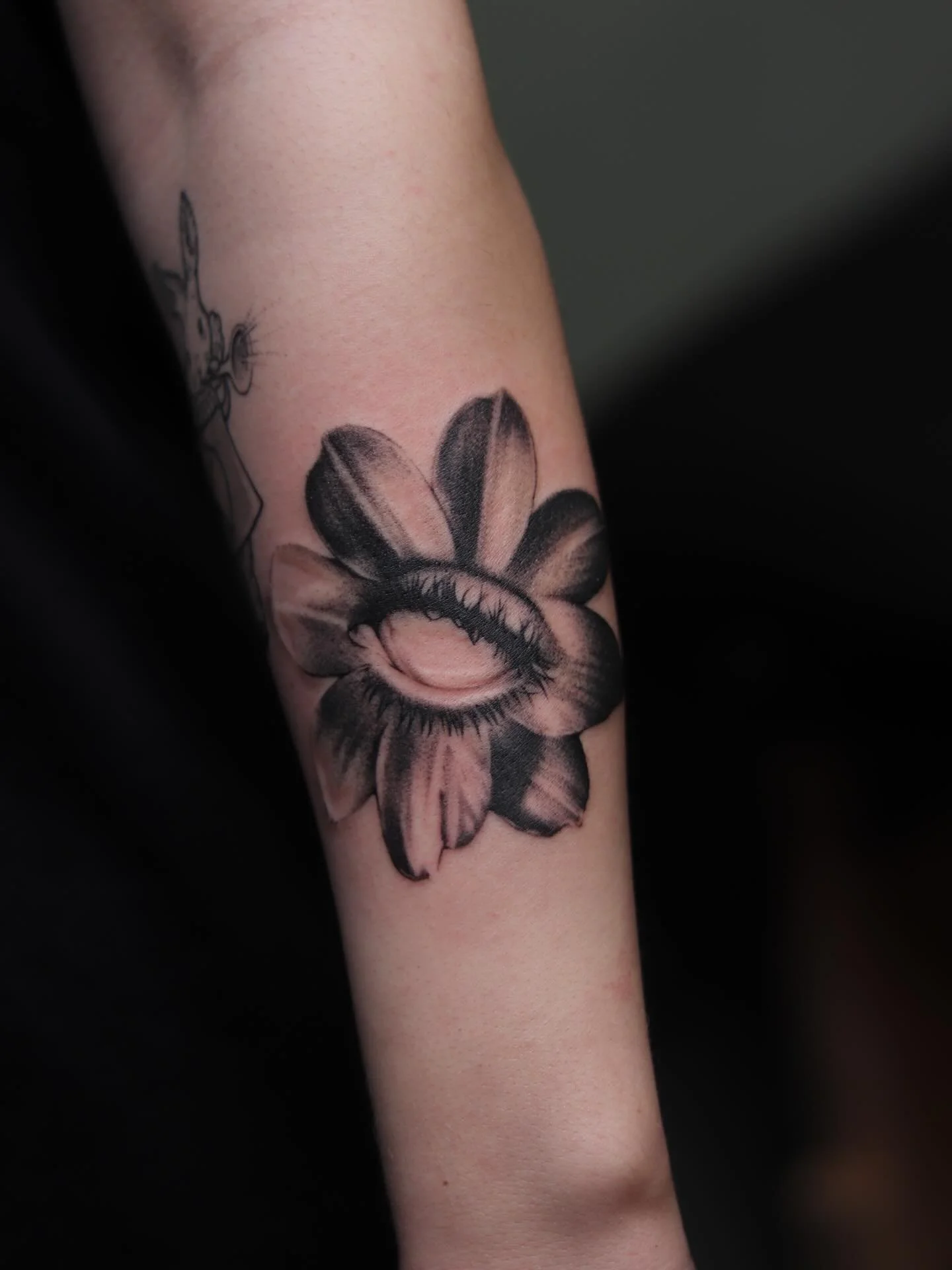 Had this design sitting in my flash for a second! 👁️🌼 She finally got a home! Excited with how it came out! Thank you @hhannavass for the trust!! 🙏 

#tattooartist #tattoos #floral #tattooflash #ink