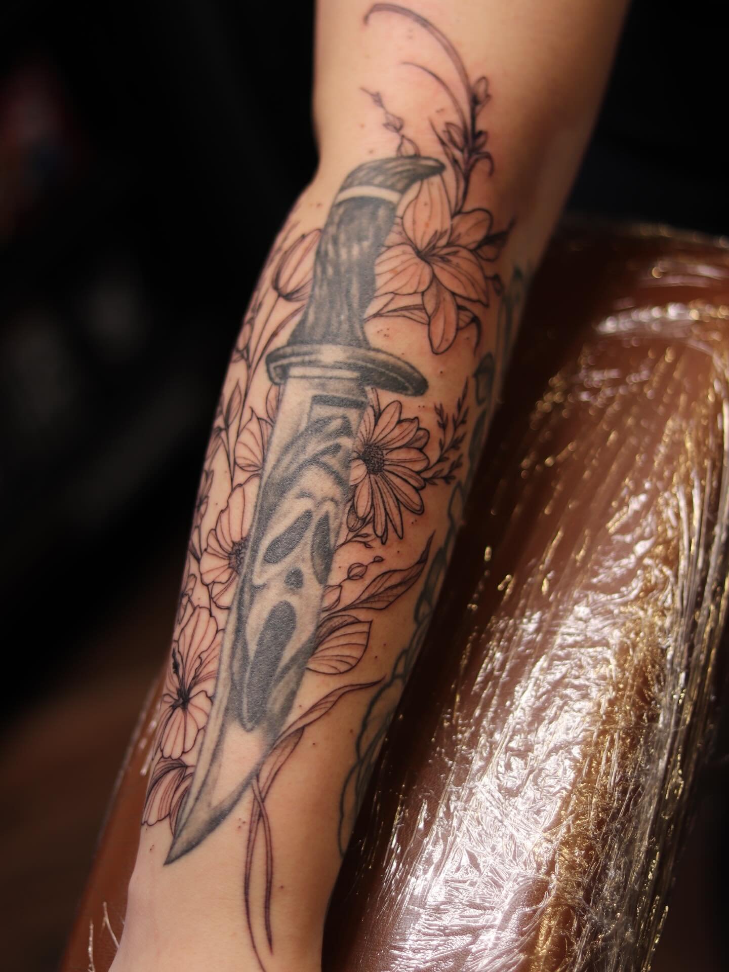 Some floral filler for Ally!! 🌸🌺Love how this one came out!! (Knife not done by me) fun contrast between the two designs! 

#tattoo #floraltattoo #tattooartists #tattooshop #tattooed