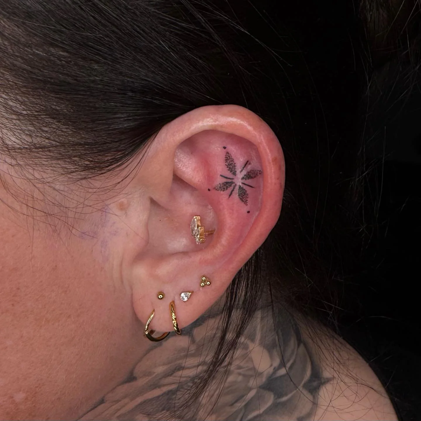 Some delicate work by @tattoosbylynseyyatros ! What&rsquo;s the scariest spot to get tattooed? Drop yours below 💉🩸