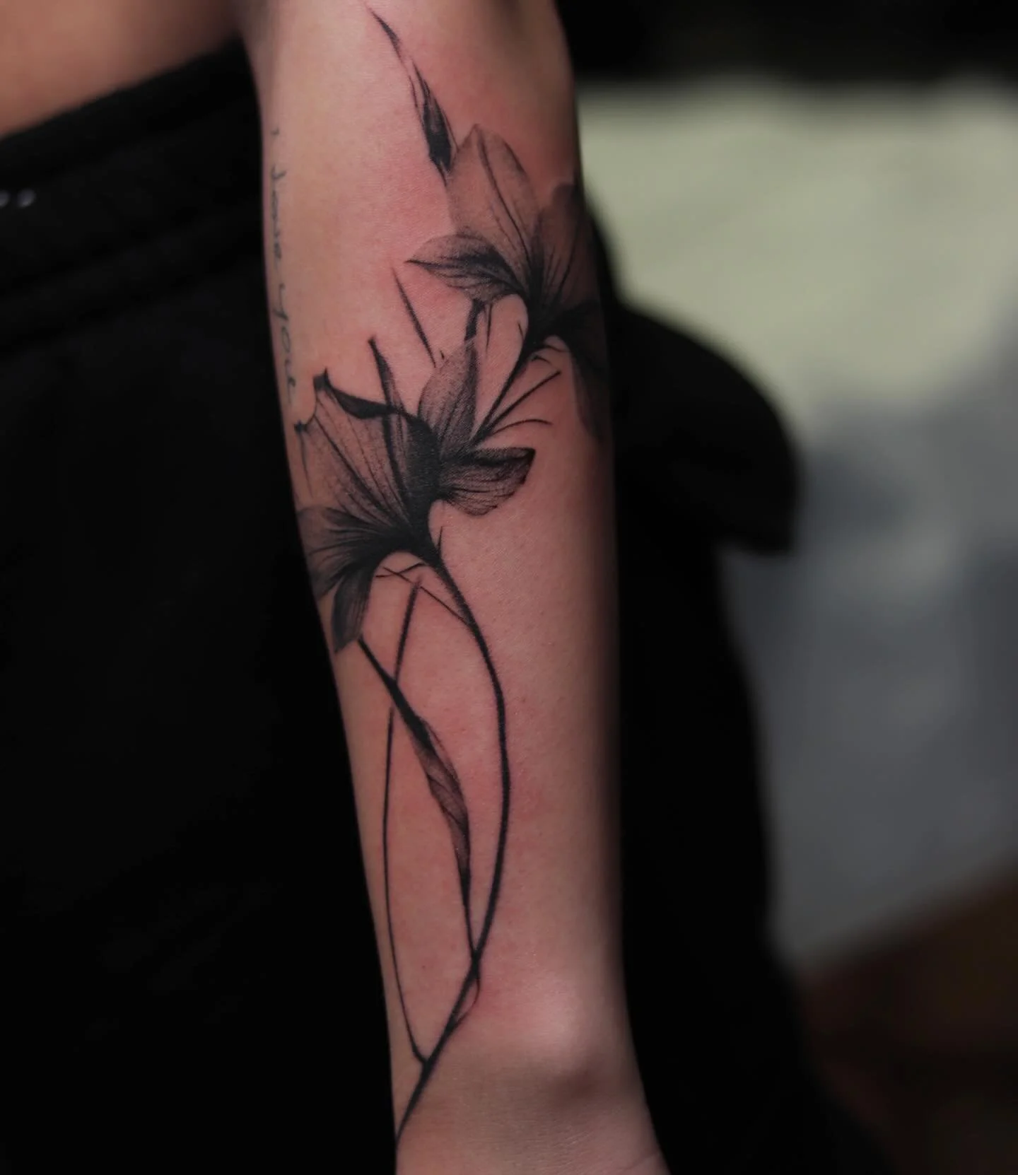 Fun floral for Lisa!! Love how these came out! Always down to do some floral work!! 🌸🌸 

#tattoo #floraltattoo #tattooshop #tattooartists #blackandgreytattoo