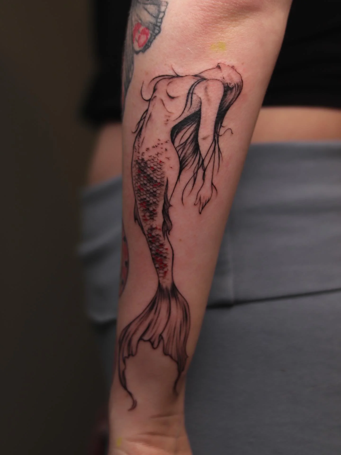 Had so much fun with this custom piece!! Pretty Mermaid for @hannahhardin34 🧜&zwj;♀️🧜&zwj;♀️🫧🫧 thank you for the trust!! 🙏

#tatt #mermaidtattoo #mermaid #tattooartist #tattoos