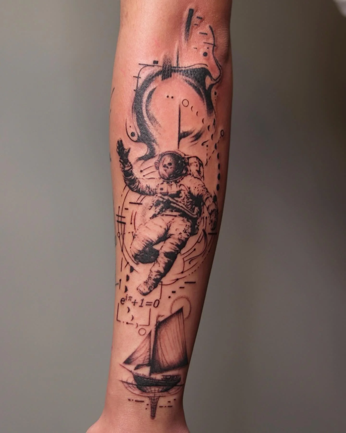 Space themed piece for Sophia! Thank you for the trust! Had fun with this piece! 🚀🧑&zwj;🚀🫧 

#tattoo #tattoos #blackandgreytattoo #spacetattoo #astronaut