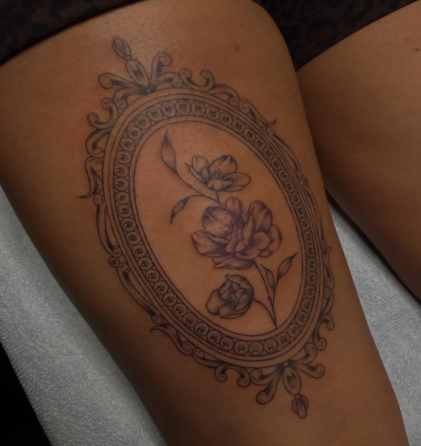 blooming, softly.
thank you so much for the trust laura. i had a chance to tattoo one of my flash designs !
-
#michigantattooartist #floraltattoodesign #blackandgreytattoo #framedfloraltattoo #tattoos