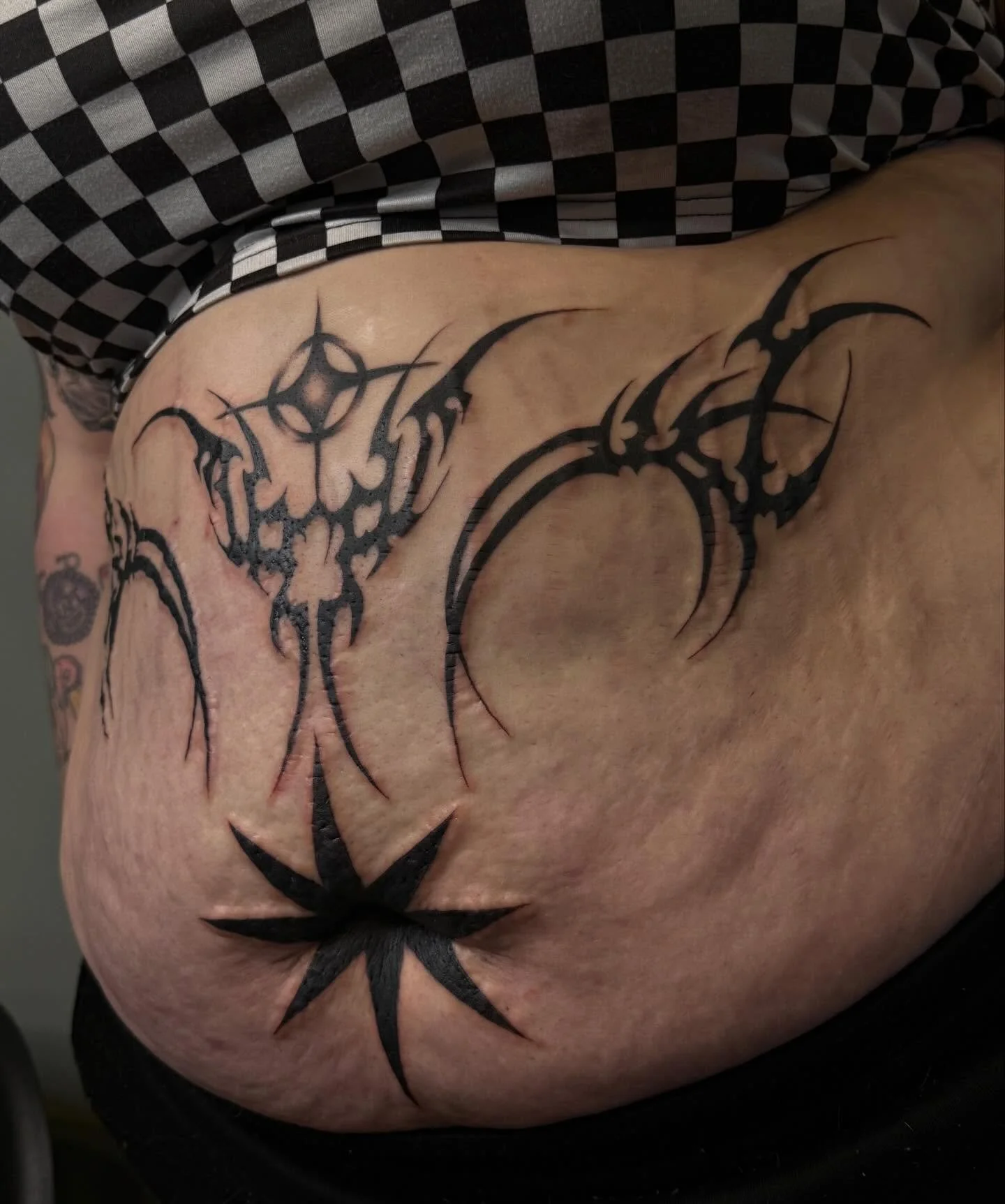 voided.
tummy tattoo for my good friend katy ! as always, thank you so much for your trust! this was so so so much fun.
-
#blackandgreystomachtattoo #blackoutbellybuttontattoo #michigantattooartist
#tattooartist
#tattoos