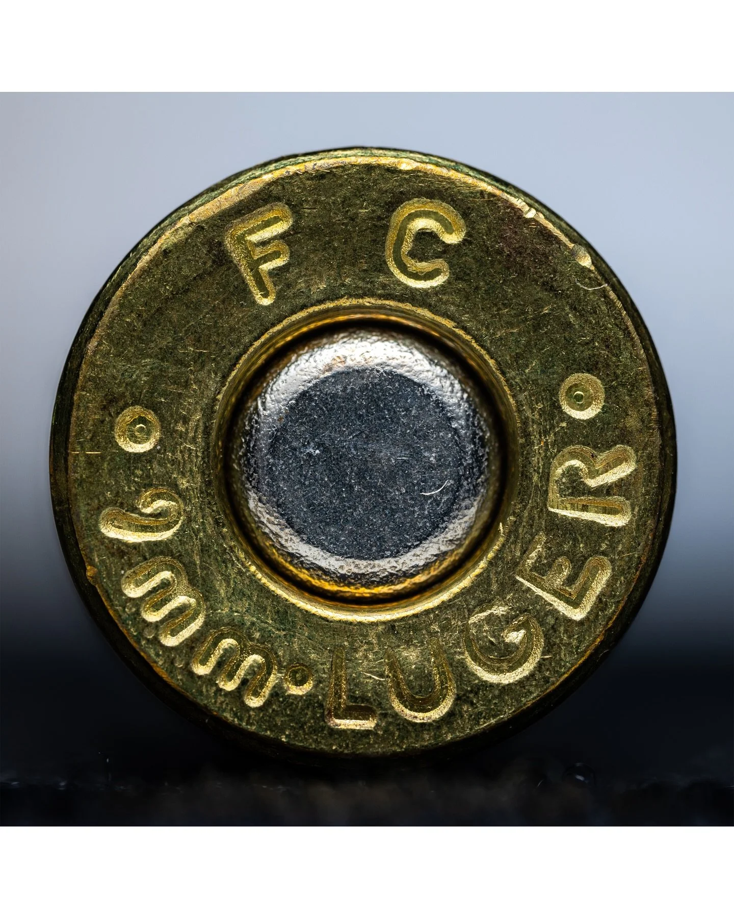 The rear of a 9mm bullet.
-
#photooftheday #photography #macro #macrophotography #macrophoto #macroworld #bullet