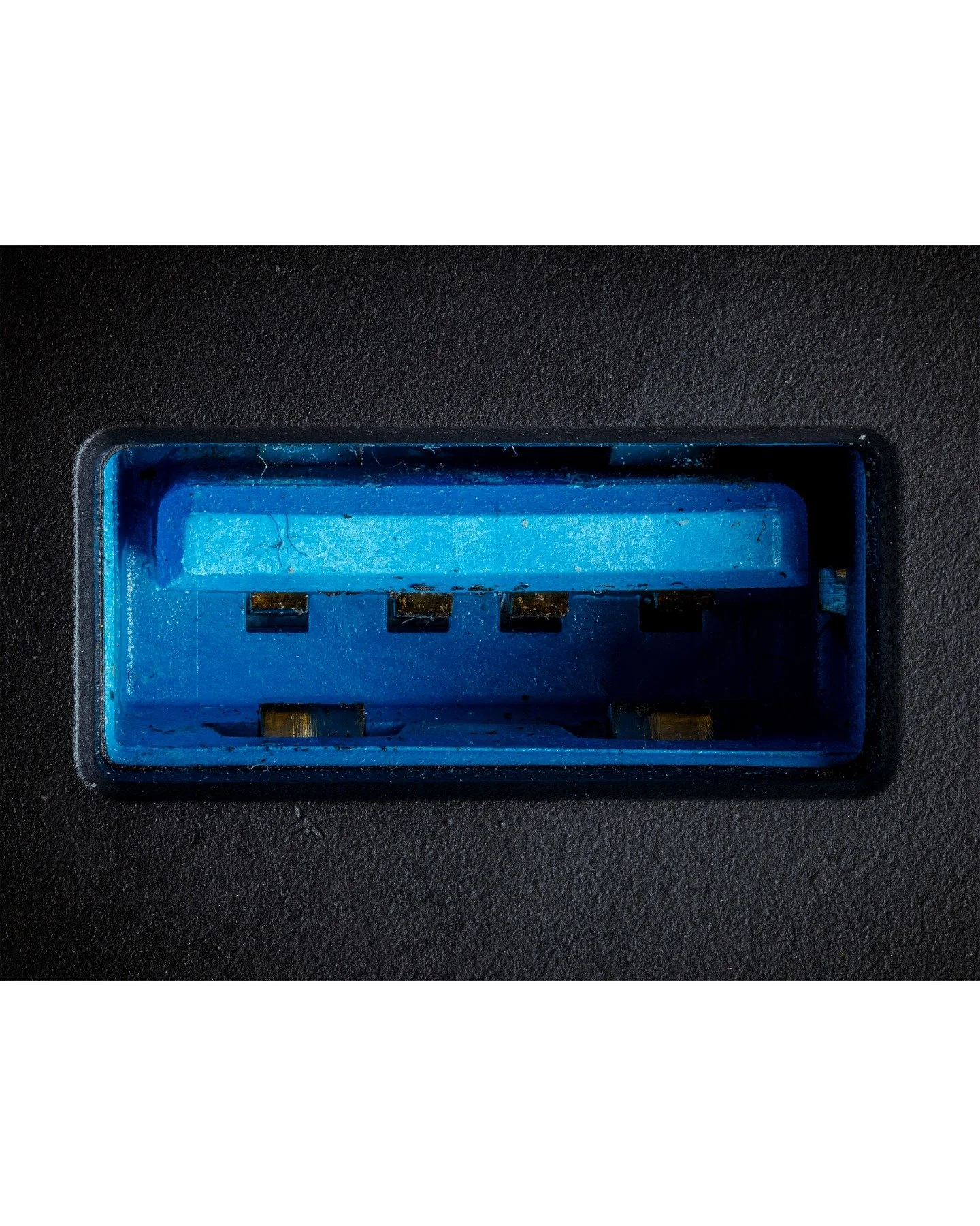 40 photo stack of a USB port.
Nothing special, but cool to see up close!
-
#macrophotography #macro #photography