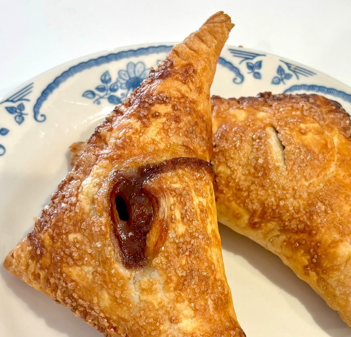 Apple Turnovers available all weekend 🍏 🍎 

#appleturnovers #shadysideeats #pittsburghfoodie #pghbakery #pittsburghcoffee #supportlocal #shadysidecafe #pittsburghbrunch #pghcafe #localflavors #pghfoodscene #h2p #cmu  #chatamuniversity #lattepgh #pi