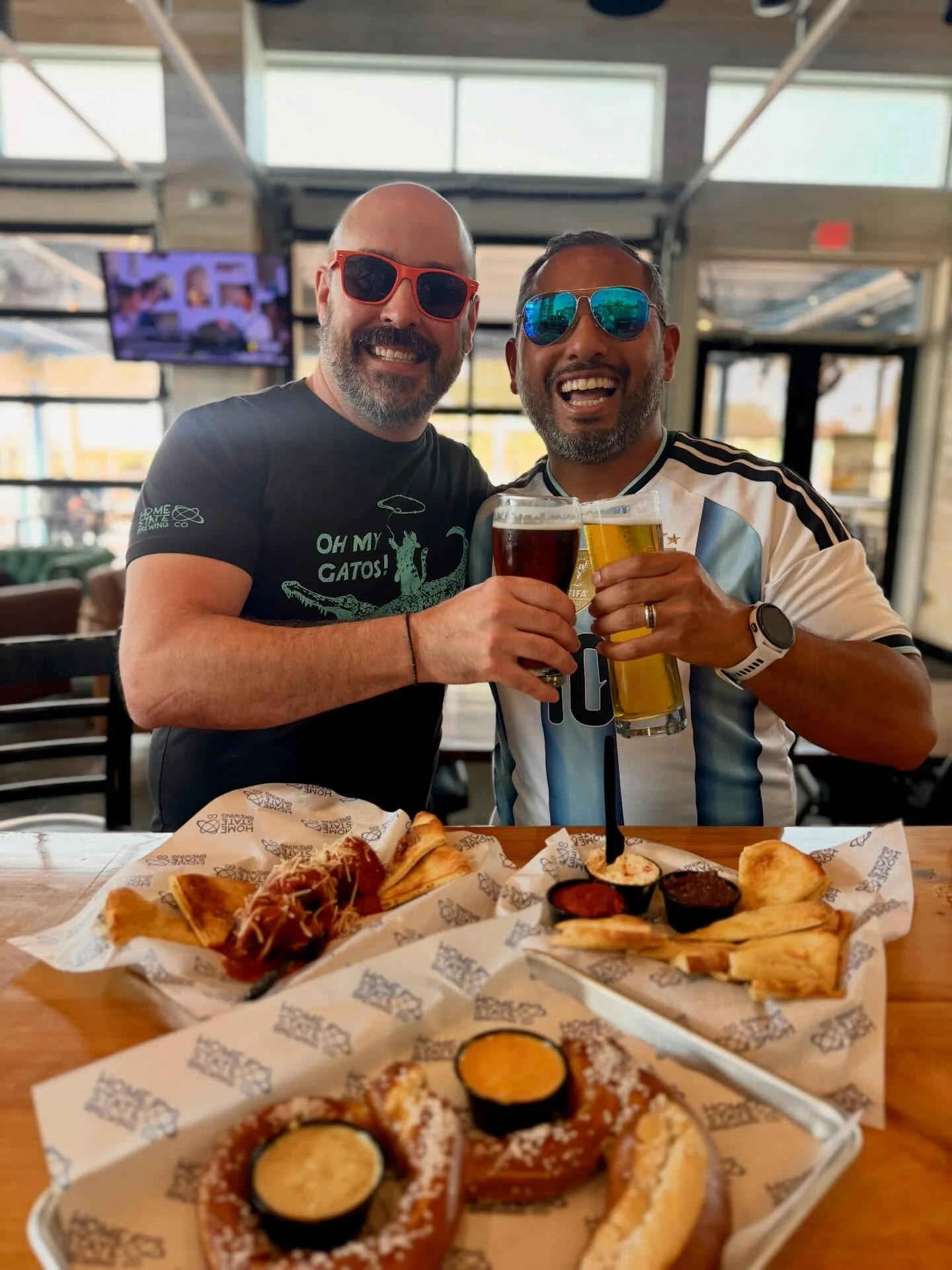 Clock out, grab your buds, and head to HSB for happy hour 3-6PM! 🍻

$5 HSB beers
$2 off shareables

No better way to start the weekend! ☀️