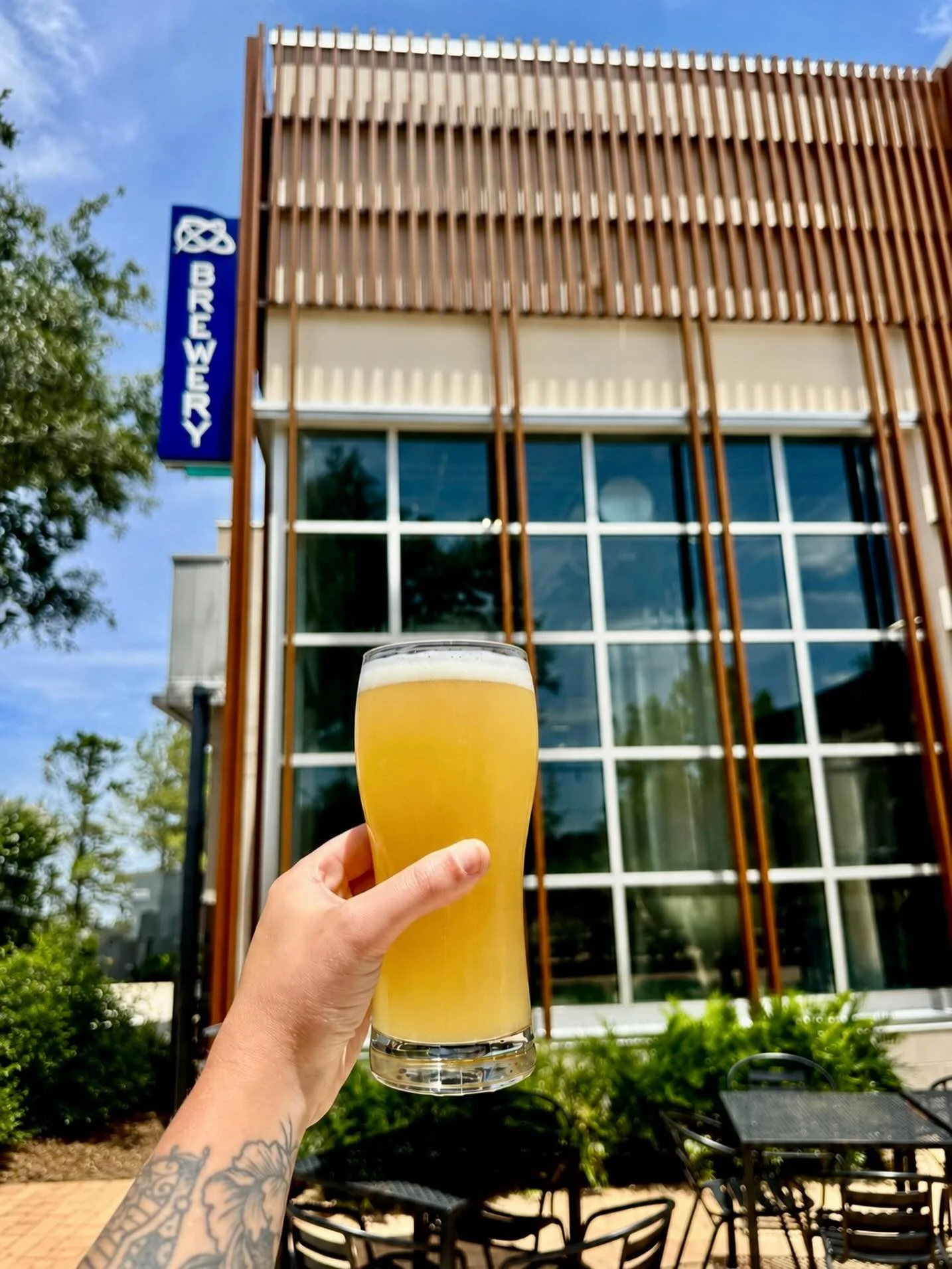 NEW BEER ALERT 🚨✨ Meet Pixel Dust, a Hazy Session IPA brewed with all New Zealand Nectaron hops. 

Expect big waves of stone fruit, passionfruit, and grapefruit 🍑🥭🍊

Light, crushable, &amp; dangerously easy at 4.2% ABV 😌

Now on tap!