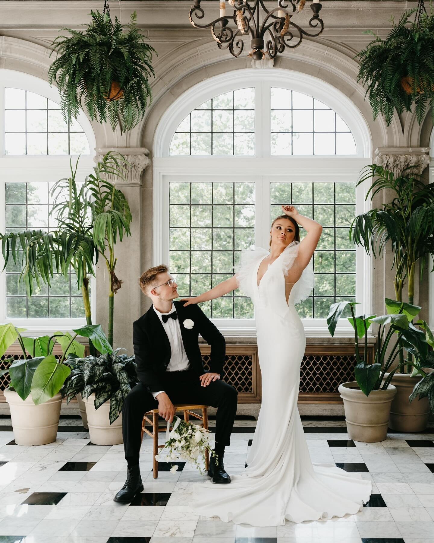 If your wedding day vision is full of black &amp; white with lots of greenery, then I&rsquo;m the photographer for you 👏🏼😍 Absolutely obsessed with this chic &amp; classy look!

Host: @theroamcollectiveco 
Venue: @laurelhallindy 
Couple: @annie.c.
