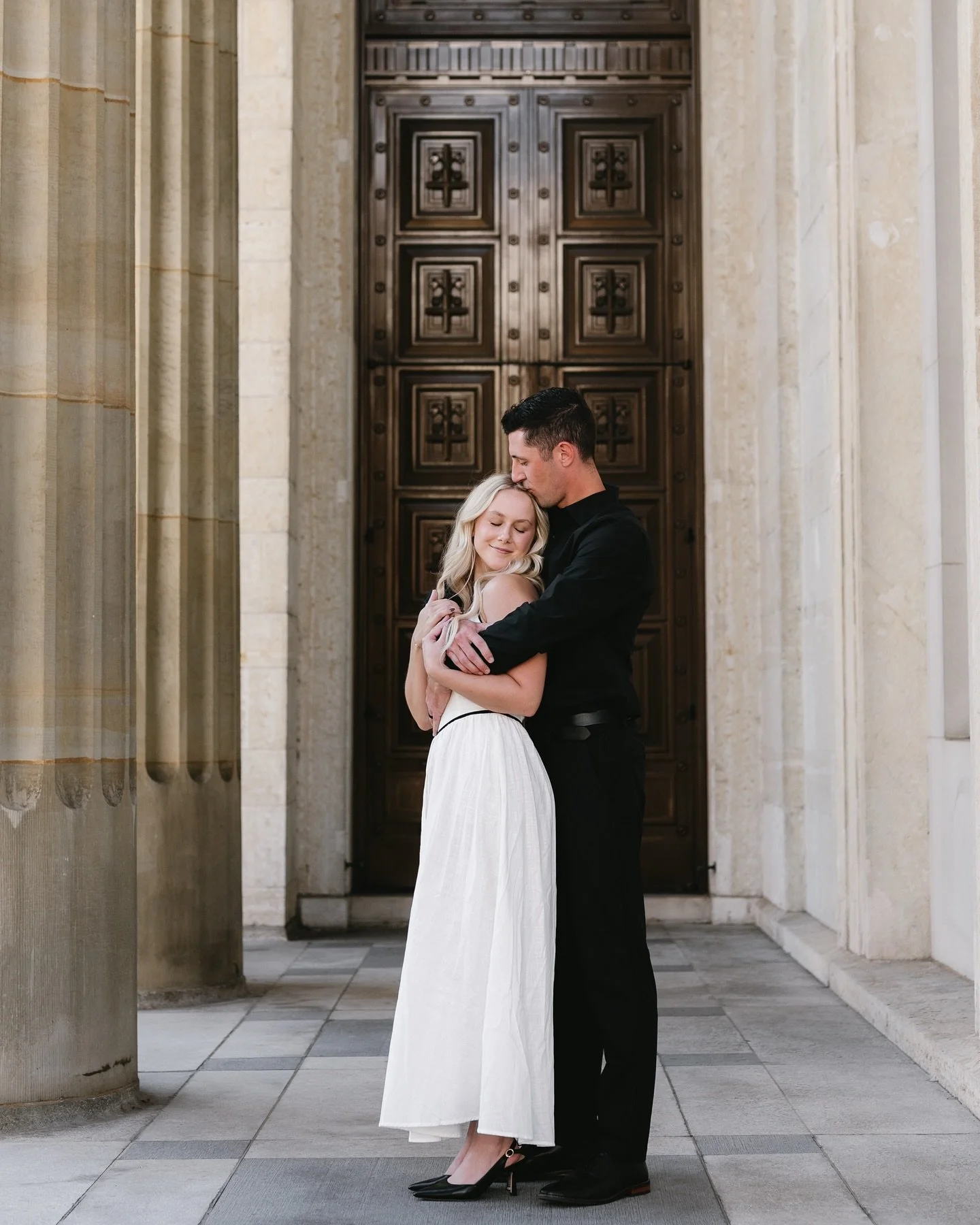 I loveeee engagement sessions! It&rsquo;s always so fun to meet my wedding couples and hangout with them before wedding day! 

This session with Lauren &amp; Tyler was a blast! We started with a downtown vibe and ended at a park, which gave them a go