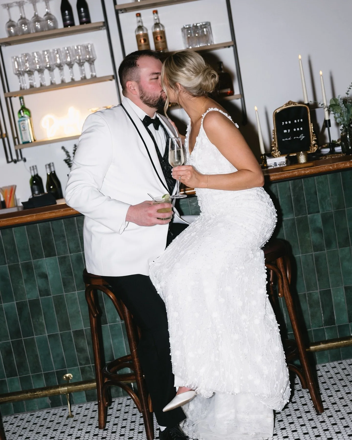 Would you ever know it was 5&deg; outside from these photos?!?! 

A perfect winter wedding day celebrating Anna &amp; Michael 🤍 

Photo: @meganstottsphoto 
Content Creator: @wildvowcontentco 
Venue: @coachman_aurora 
Florist: @petaland_stem 
Coordin