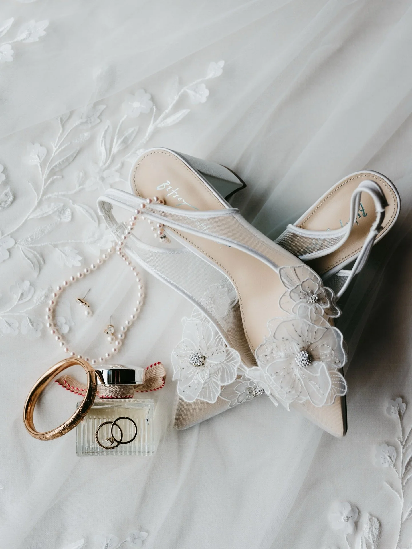 Save for your wedding inspo!!! 💕🌼🩵🌞💐

I&rsquo;m obsessed with this color palette and how all of these details came together! 

Venue: @stonevalleymeadows 
Photo: @meganstottsphoto 
Table Settings: @collective.charm 
Florals: @flowermanflowers 
C