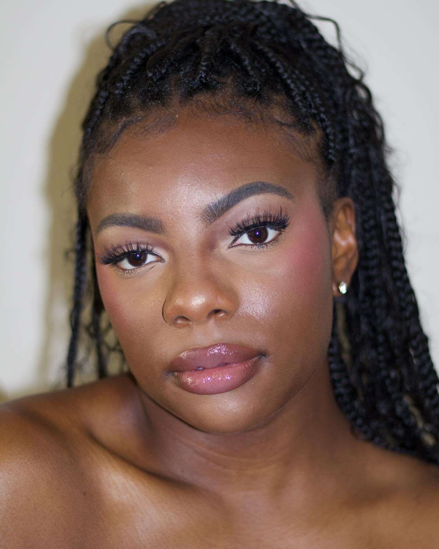 Yall I&rsquo;ve been obsessed with the pink blush trend and I had to try it. what do you think? 🫣💗 

I have gotten so much better at doing my makeup. It&rsquo;s a fun hobby for me 🥰
.
.
.
.
.
.
#darkskinmakeup #pinkblush #pinkmakeuplook Amaya colo