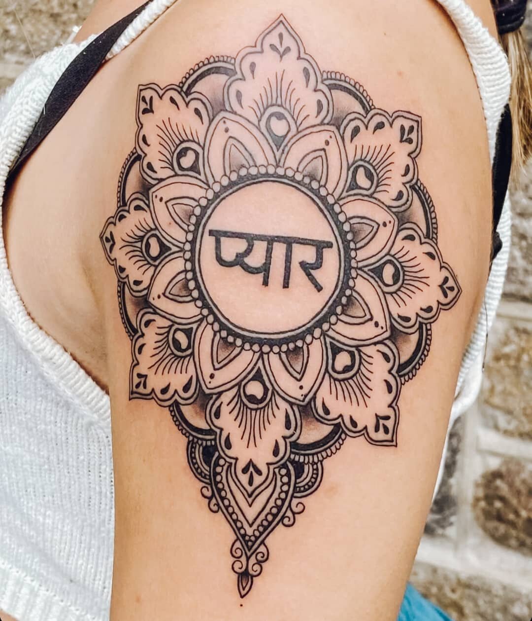 This tattoo most definitely deserves a place on the feed. 

Designed by me @radhashenna for @sita_rani108, and tattooed by @mckietattoo

#hennatattoo #mandalatattoo #shouldertattoo #inktattoo #hennainktattoo #mandqlatattoodesign #nztattooartist #chri