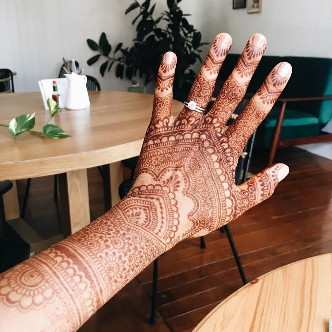 *FREE HENNA*
I need a hand model to test out some bridal henna patterns! DM me if you want to come hang out for a few hours 🥰

Must be available Sunday 12 December, 10am-2pm-ish

Photo from my second ever full bridal henna @mohinimo_ back in Feb 201