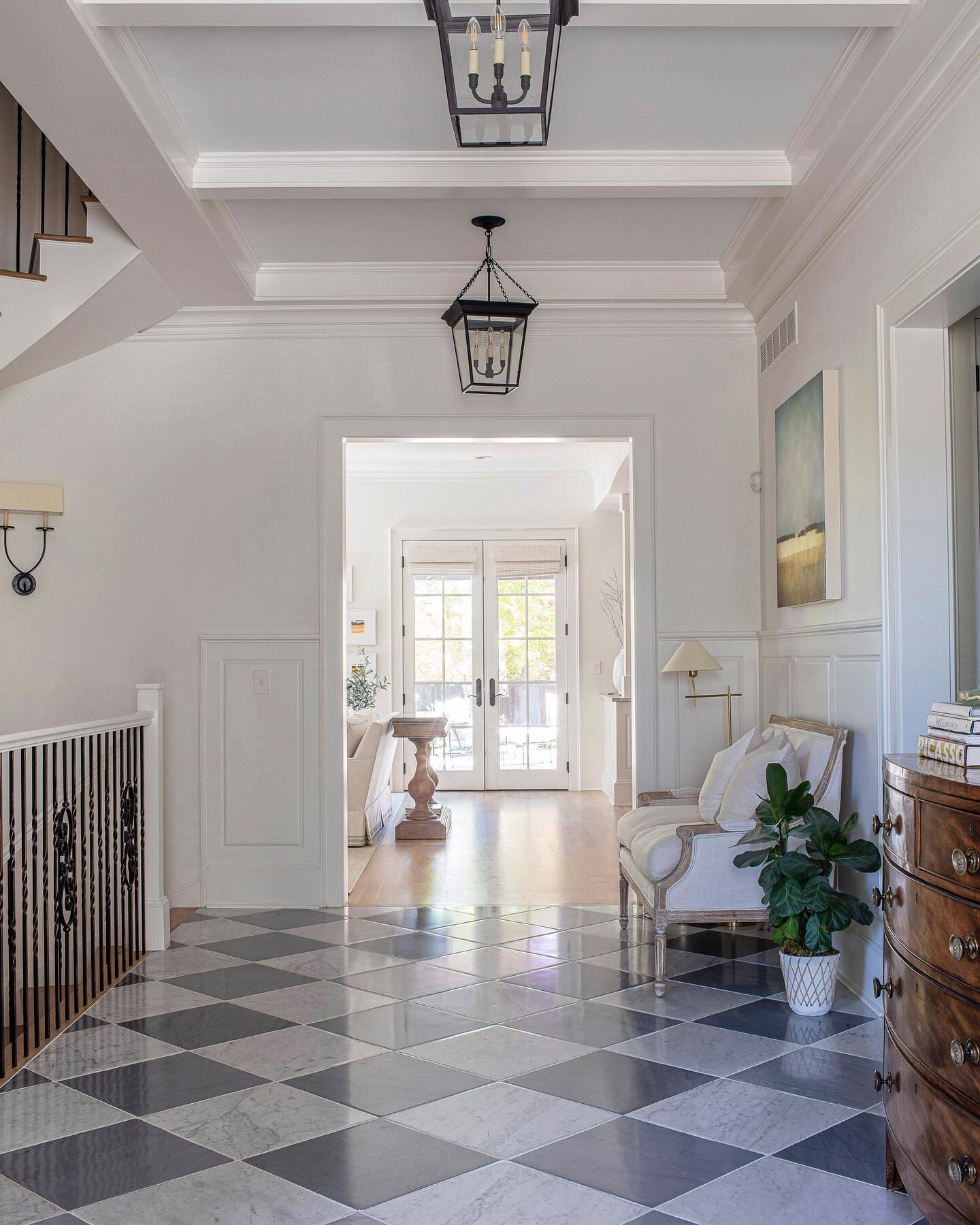 Walking into this entry for the holidays&hellip;ummm yes please!!! 
 

#hingeinterior #remodel #housebeautiful #classicinteriors #entry #foyer #frenchinspiredhome #blackandwhitefloor #nashvilleinteriors #interi&oslash;rstyling #southernroots