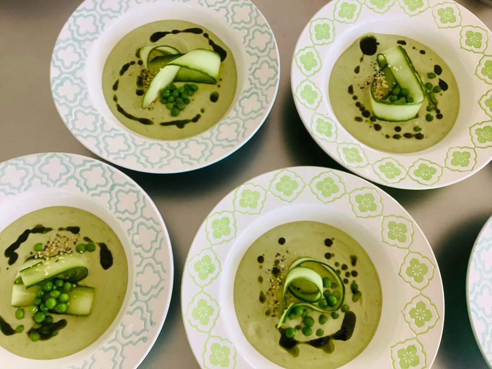 𝗔 𝗙𝗲𝗮𝘀𝘁 𝘁𝗼 𝗖𝗲𝗹𝗲𝗯𝗿𝗮𝘁𝗲 𝟲𝟱 𝗕𝗲𝗮𝘂𝘁𝗶𝗳𝘂𝗹 𝗬𝗲𝗮𝗿𝘀.
Last night, I had the joy of creating a seven-course, European-inspired menu; entirely gluten and dairy free; for a very special 65th birthday celebration. The table was surro