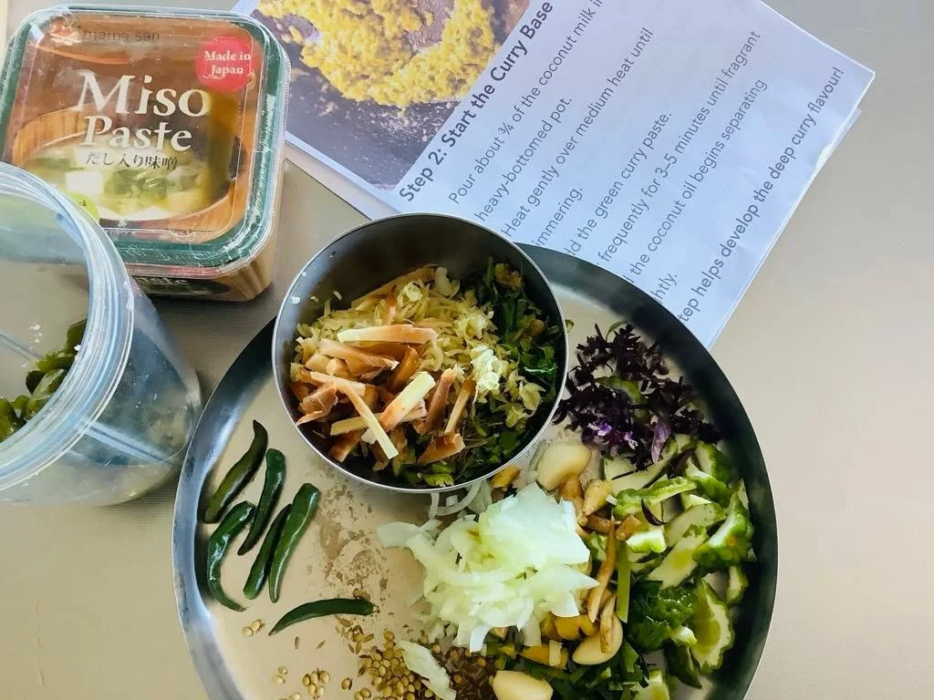 𝗖𝗼𝗼𝗸𝗶𝗻𝗴 𝘄𝗶𝘁𝗵 𝗭𝗮𝗸 &ndash; 𝗧𝗵𝗮𝗶 𝗚𝗿𝗲𝗲𝗻 𝗖𝘂𝗿𝗿𝘆 𝗗𝗮𝘆! (4 images)

Some cooking sessions are special, and this was definitely one of them.

As soon as the ingredients for our home-made Thai green curry paste were ready, the Wel