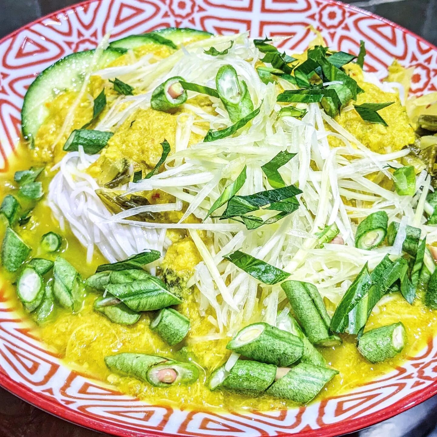 Murray Cod and Crab coconut curry noodles aka Kanom Jean Namya
With green mango, papaya, long beans, cucumber and pickled mustard greens
🤤🤤🤤🤤🤤

I've been working a while on my grandma's fish curry noodles and she once dropped the little golden n
