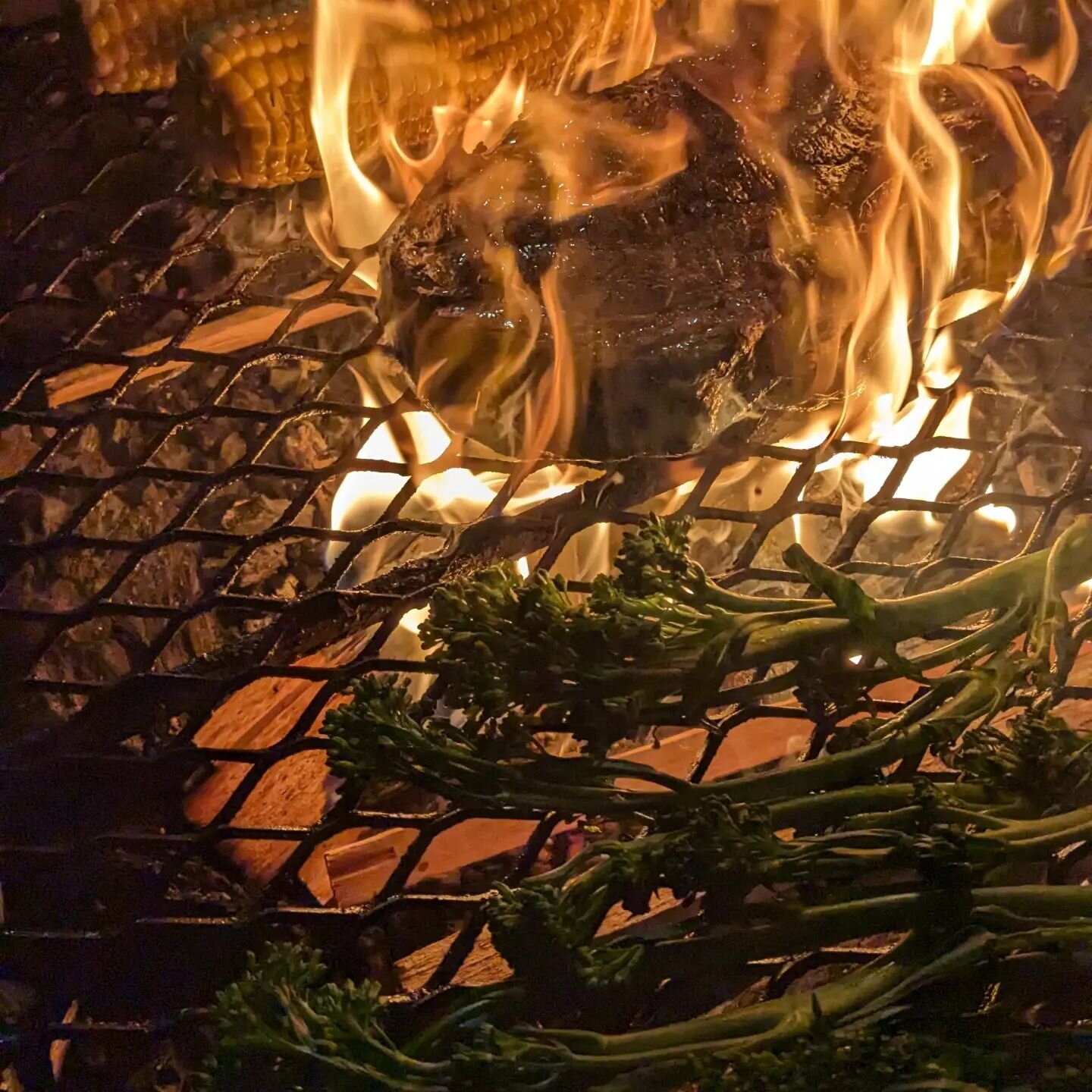 3hr Sous Vide Rib-Eye on the Bone finished on the @pigandpilgrim charcoal grill with butter and beef tallow(is there anything better than a tallow chaaaar?!)

Served with a side of chargrilled corn and broccolini. With No Fun for Children smoky ferme