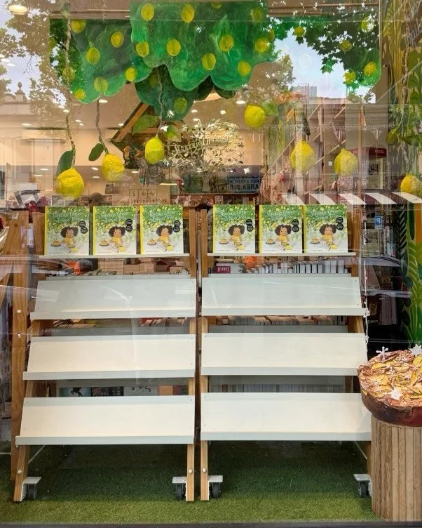 🍋💛 The Sundays Under the Lemon Tree window is up now at @readingskids ! 💛🍋

This magical window was designed and created by the illustrator @myo.yim.drawing, it features bright, beautiful lemons and a larger than life-sized model of author @julia