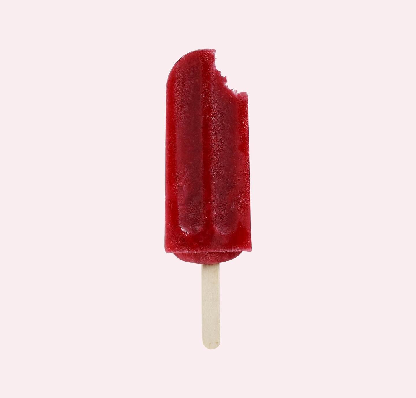 That first delish bite 🤩🎉👌 don&rsquo;t worry fam, we are only days away from Winter Solstice, which means we are on the run back to pop weather 😃😃🎉 #delishice #delishicepops #perthwinter #perthmarkets #perthweddings #raspberry