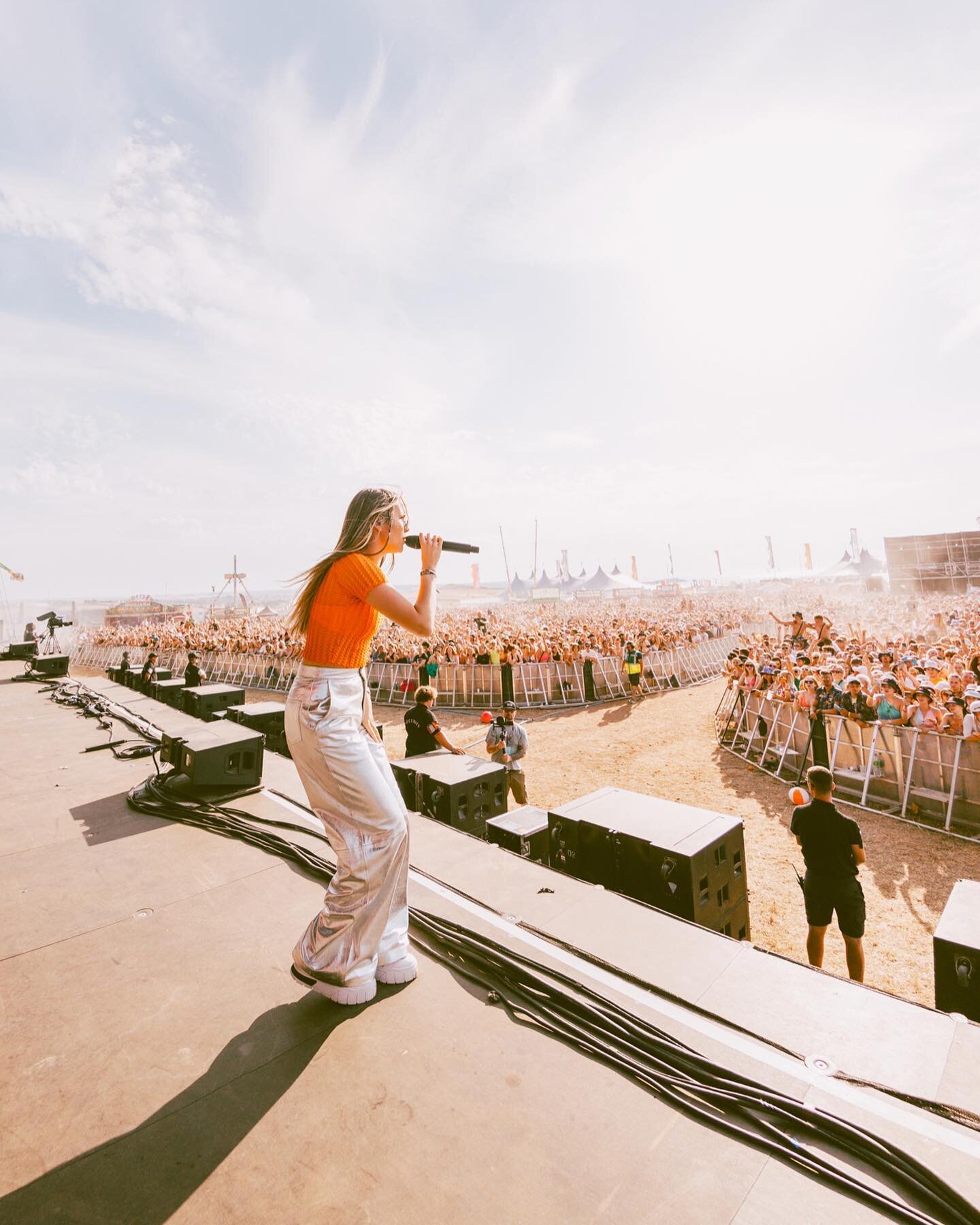 Was on official content duties for the gorgeous @mimiiiwebb yesterday at Boardmasters !! Boardies was one of the first festivals I went to as a music lover when I was 19, felt incredibly surreal being back shooting for an artist on main stage this ye