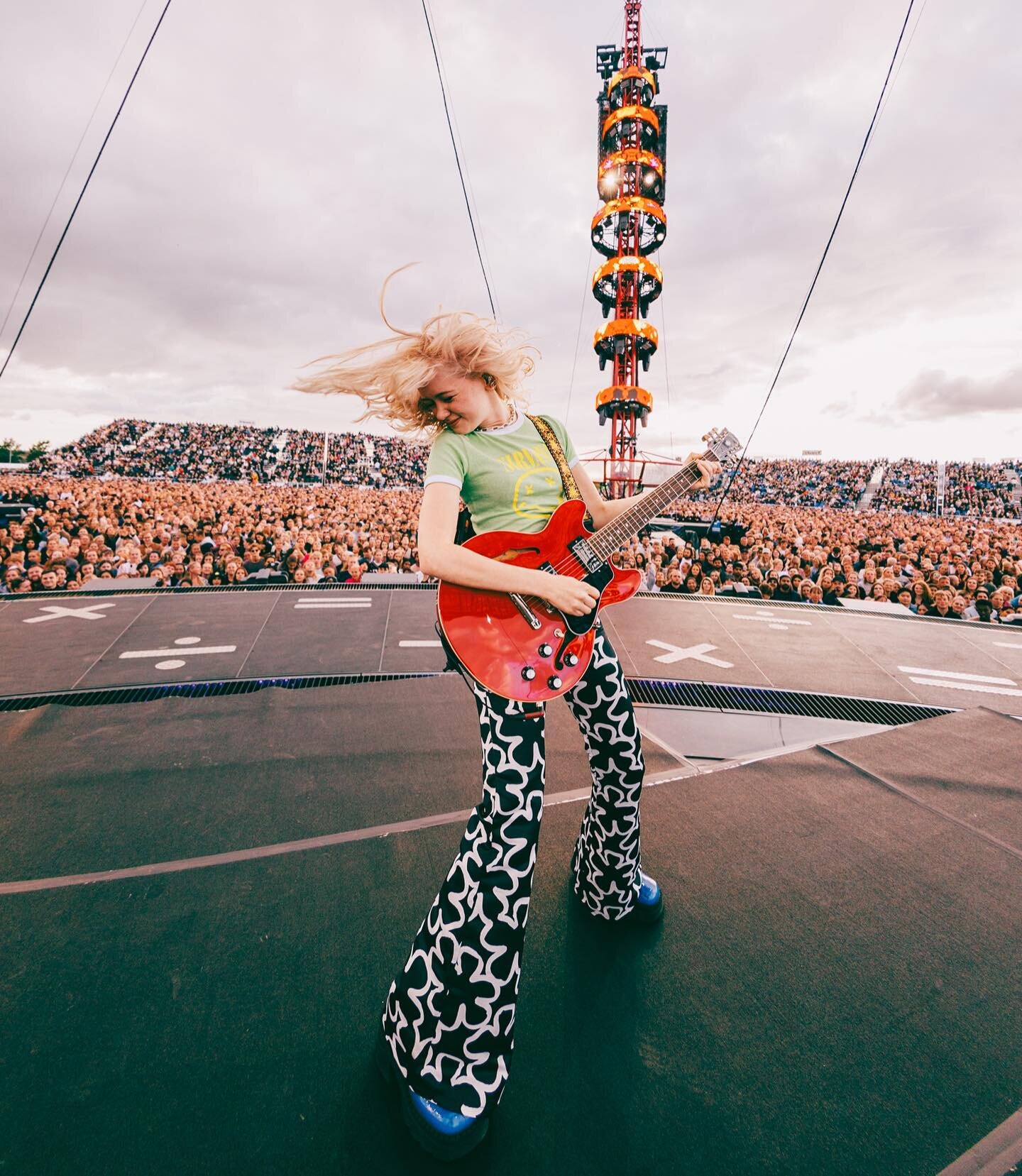 Rockstar @maisiehpeters and mega band shot on night 4/4 in Copenhagen🫡🧡 off to join the gang today for the final two shows supporting @teddysphotos in Vienna !!!!! ❤️&zwj;🔥