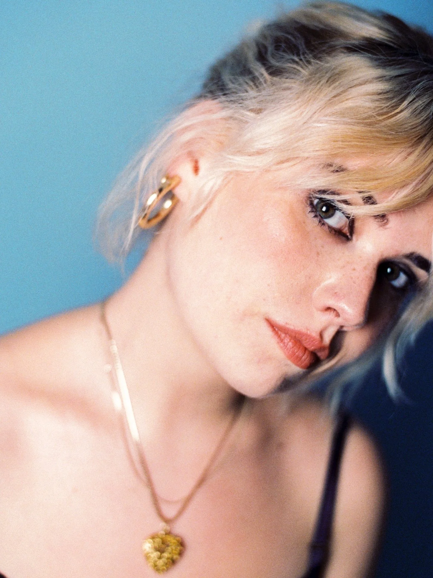 the ever so gorgeous @lilymooremusic for her new single &lsquo;castles in the sky&rsquo; !!!!!!!! lily is truly SUCH a ray of sunshine and working together has been so warm and wonderful. thank you for the trust @sanremomusic 💘

shot on @cinestillfi