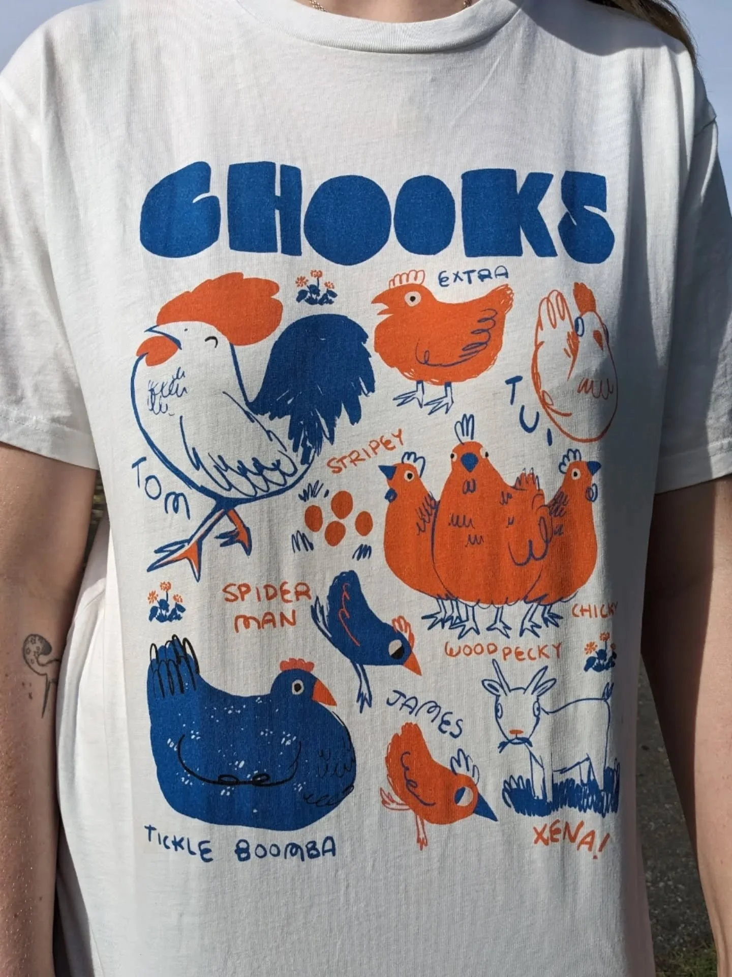 What to get for the woman who has everything?
A custom tee of her pet chickens, obv.

Made for my Sister @jemimaailish (and nibblings) for Christmas and modelled very naturally by me (especially in the last pic) 

Some chicken lore:

- Tom, the only 