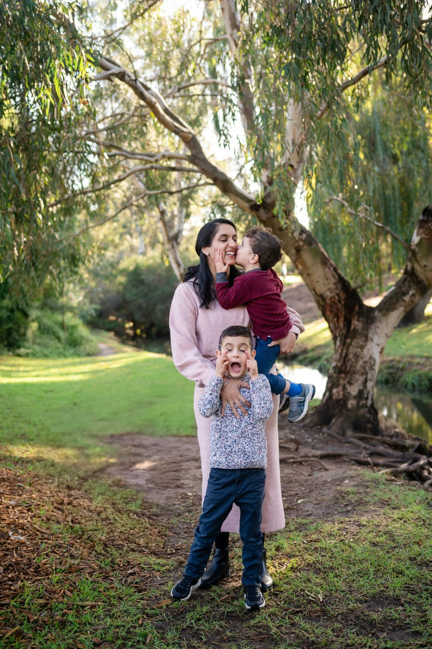 Your kids do not need to behave perfectly.

I work quickly.
I guide gently.
I expect movement.

Fifteen minutes is more than enough when it&rsquo;s filled with connection.

Mother&rsquo;s Day sessions filling now.

#mumlifephotography #melbournefamil