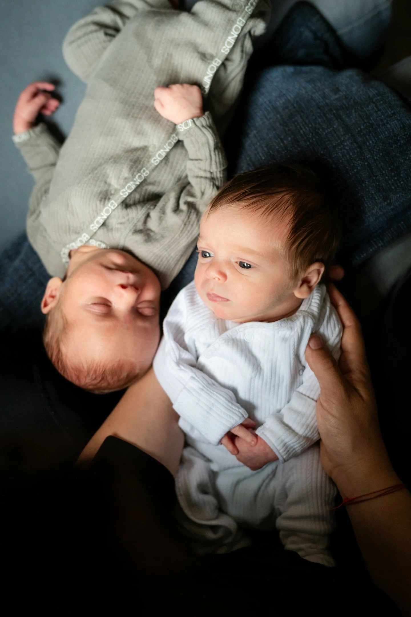 What actually happens during an in-home newborn session?

We find one good window.
You feed and cuddle.
Toddlers wander in and out.
We move slowly.

Nothing is rushed. Nothing is forced.

Your baby doesn&rsquo;t need to sleep perfectly. Your home doe
