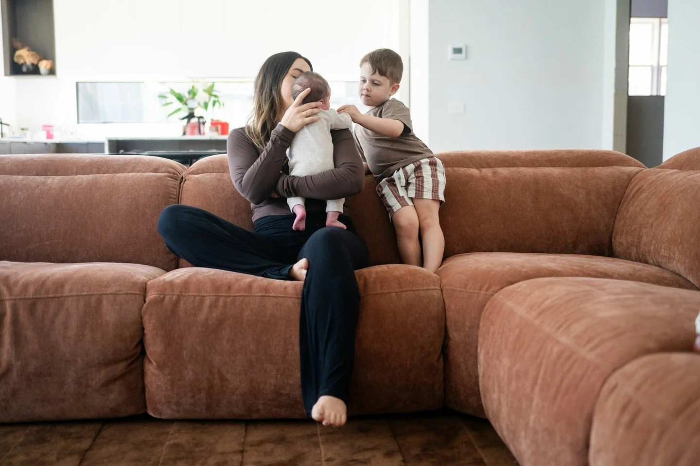 Newborn sessions with older siblings are&hellip; beautifully unpredictable.
Especially with big brothers.

They might be curious.
A little unsure.
A bit wild.
Or completely obsessed.

And we just go with it.

There&rsquo;s no pressure for perfect pos